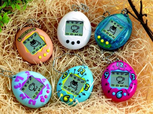 Un petit instant, j’arrive, je dois nourrir mon Tamagotchi !