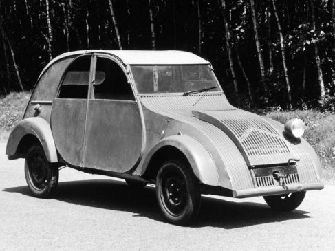 La 2 CV : 4 roues sous un parapluie