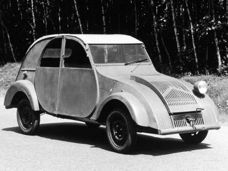 La 2 CV : 4 roues sous un parapluie