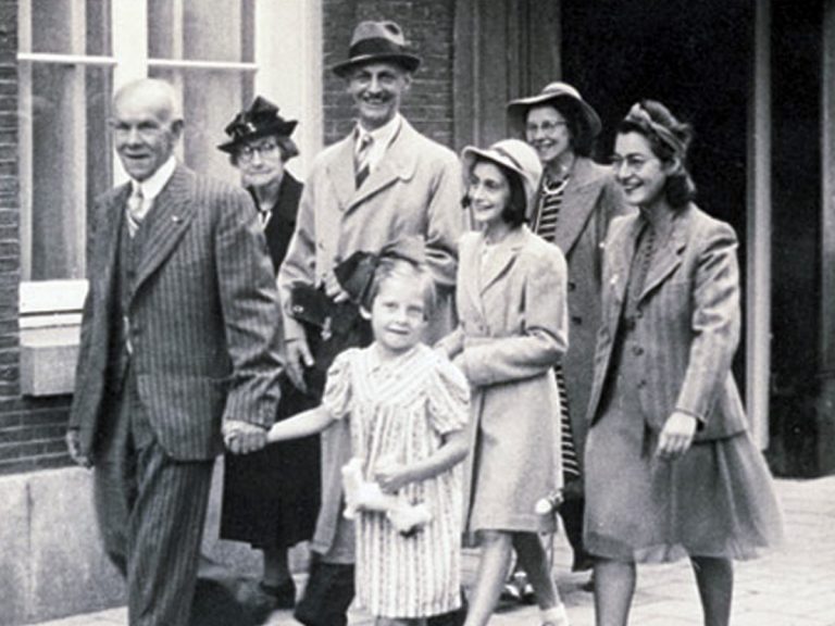 04 août 1944 : Anne Frank et sa famille sont arrêtés. Qui dénonça les Frank à la Gestapo ?