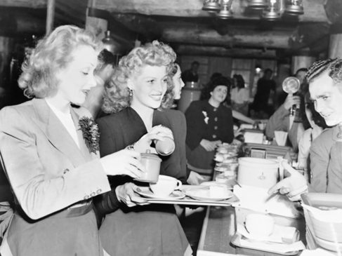 Holywood Canteen, quand Marlene Dietrich et Rita Hayworth jouaient aux cantinières