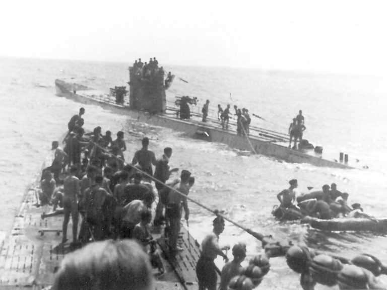 1942 : un sous-marin allemand coula un navire britannique et secourut les rescapés
