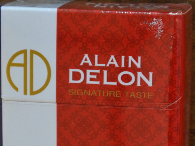 Alain Delon est connu en Asie pour les cigarettes